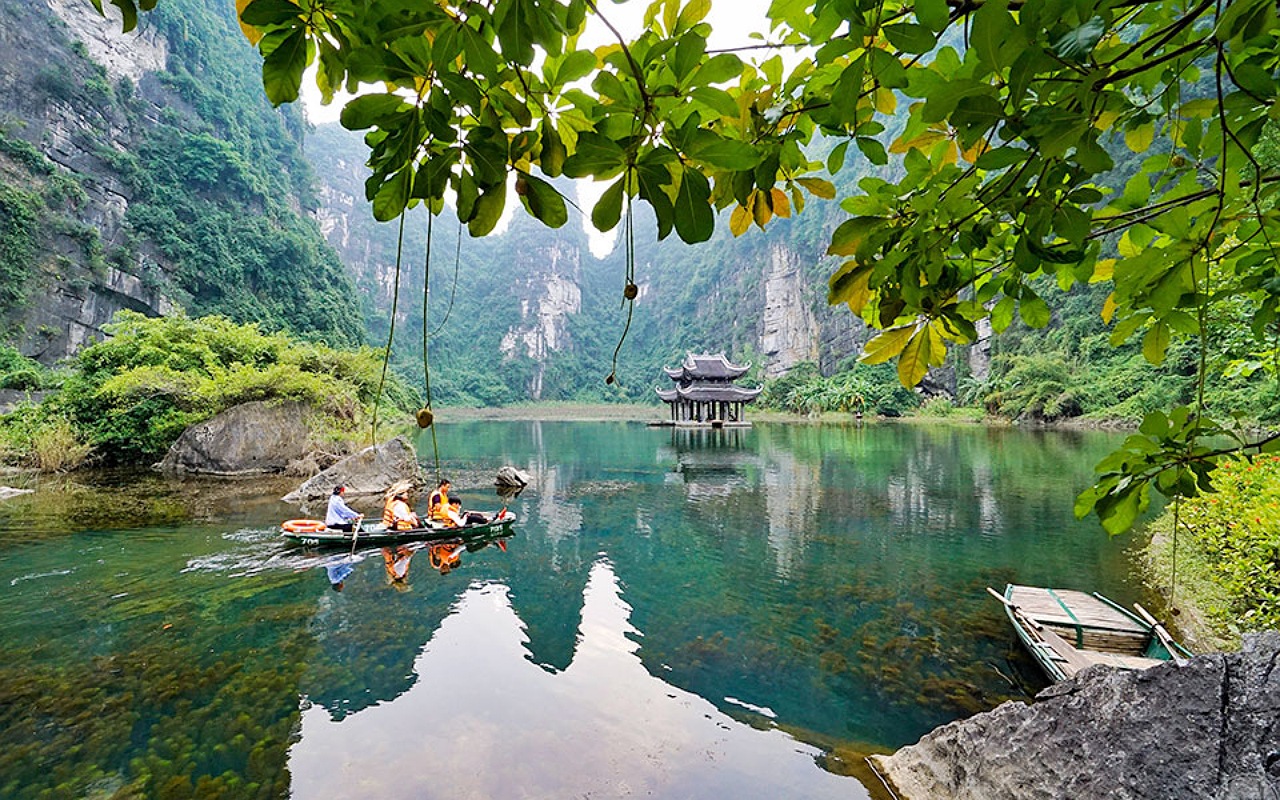 From Hanoi: Hoa Lu – Trang An landscape complex – Mua Cave 1 Day Tour with Limousine bus