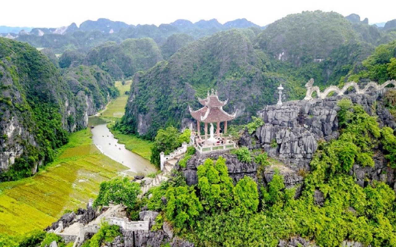From Hanoi: Hoa Lu – Trang An landscape complex – Mua Cave 1 Day Tour with Limousine bus
